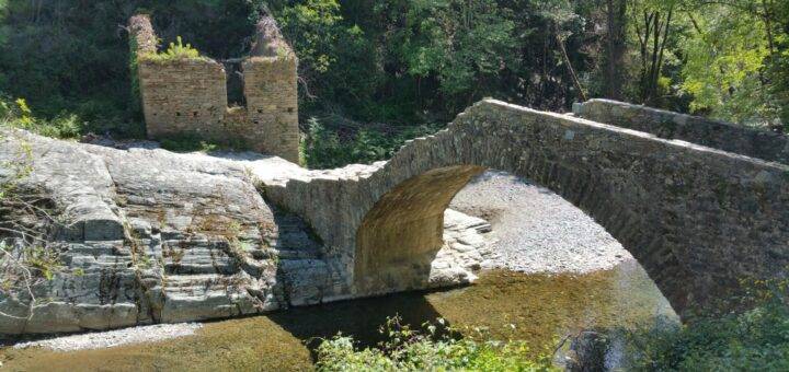 View of the Ponte d'Alisu (Alisu Bridge) and the ruins of an old moulin.