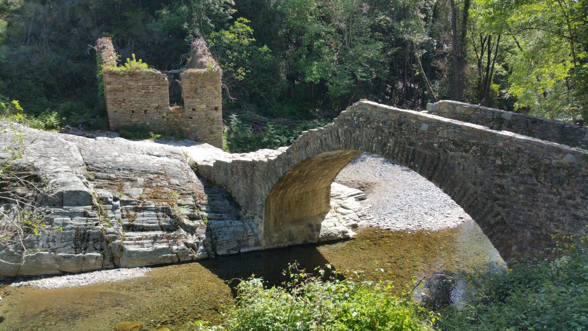View of the Ponte d'Alisu (Alisu Bridge) and the ruins of an old moulin.