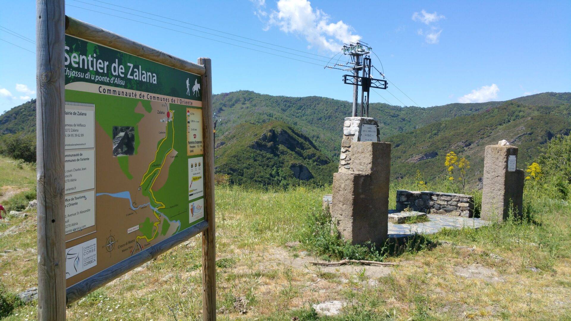 Board giving information about the path to the Ponte d'Alisu.