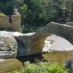View of the Ponte d'Alisu (Alisu Bridge) and the ruins of an old moulin.